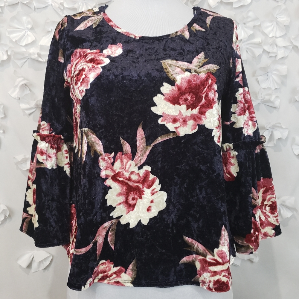 Sienna Sky NWT Blouse W/Bell Sleeves Size Medium